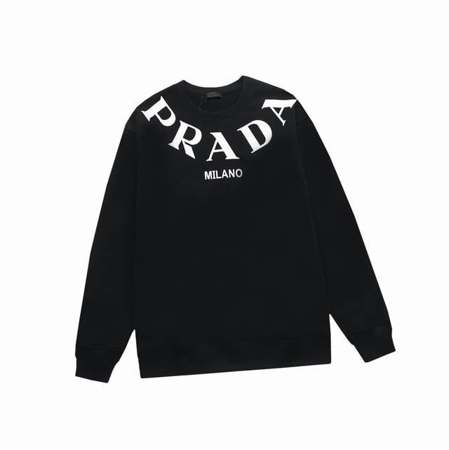 普拉达 Prada 秋冬新品 经典环绕大字母印花圆领卫衣 面料精选100%优质400G纯棉毛圈材质，柔软亲肤，颜色是最最经典的黑白设计，真的很耐看，领口大log