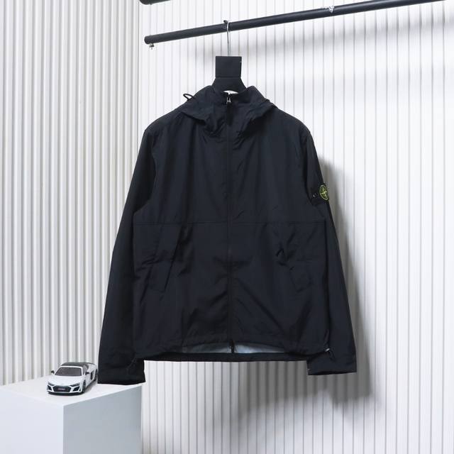 Stone Island 石头岛 21Fw 手臂岛标3L-Tc连帽冲锋衣外套 面料采用3L-Tc材质，防水性能类似于gore-Tex，机能属性卓越，做工重点是帽