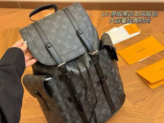 Lv 双肩包 经典面料 手感超级nice 沉稳大方！ 你不会选错的！ 尺寸：33*