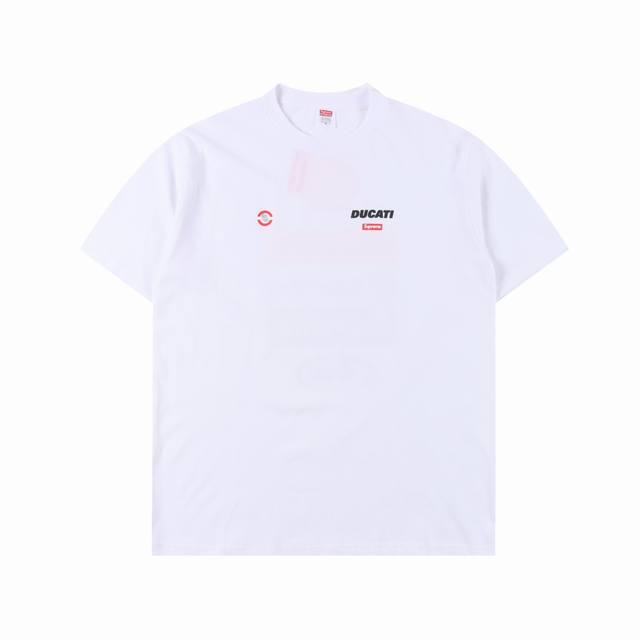 Supreme X Ducati 杜卡迪联名印花短袖t恤 原版得物官网购入，定织面料采用230克18支圆筒全棉材质，印花采用成衣印花工艺+大型进口椭圆机直喷工艺