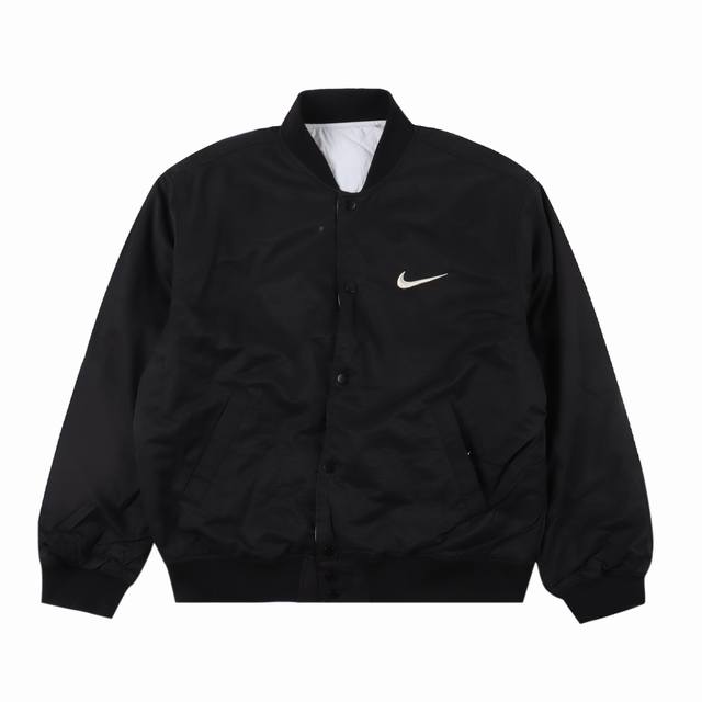 Stussy X Nike联名 23Fw 刺绣贴章双面穿棉服外套 时尚是轮回，兜兜转转还是bomber夹克，双面可穿背后都是stussy最具代表性的logo图案