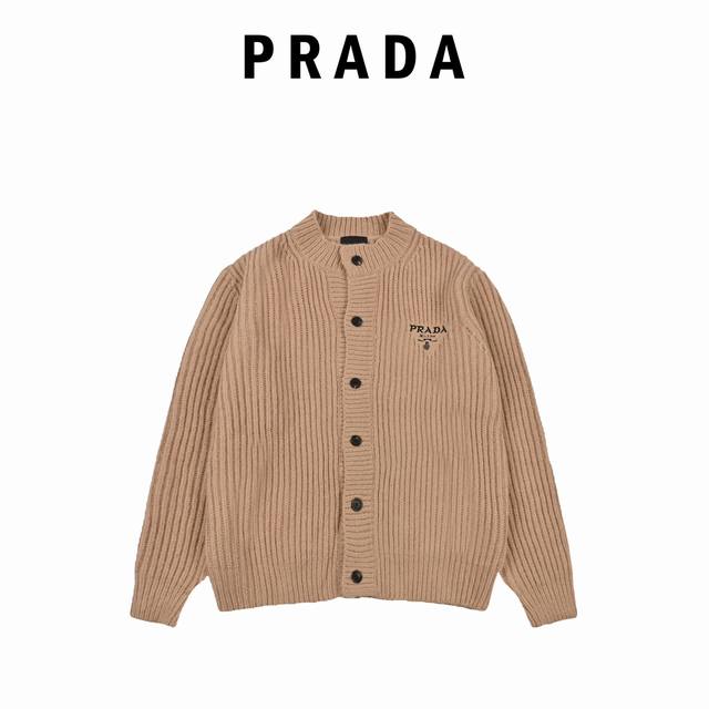 Prada普拉达22Fw 粗针刺绣羊毛开衫 原19,800购入，历时开发2个月，定制订纺粗纺羊毛，并经过柔顺处理，亲肤不扎，颜色历经3次染色，力求达到原版颜色效