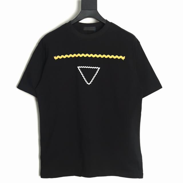 Prada 普拉达 波浪线三角刺绣短袖t恤 春夏新款短袖t-Shirt 简约情侣款 纯手工打造 日常通勤男女轻松驾驭 立体裁剪 经典好看 Color：白色 黑