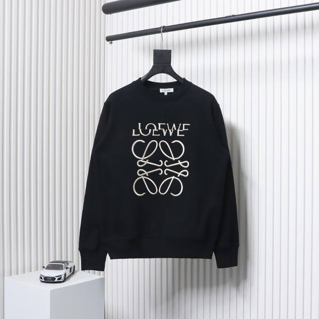 Loewe 罗意威 错位logo立体刺绣圆领卫衣 定织定染420G精梳食毛毛圈面料， 棉柔透气保暖。高温洗水定型，匠心裁剪，拼接位全二本针加固经久耐穿不变形。日