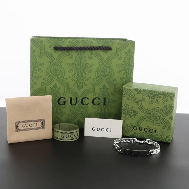 Gucci 古驰银链式手链 设计师trouble Andrew倾心打造特别系列，将guccighosts的街头艺术与alessandro的设计融合。 此款银色链