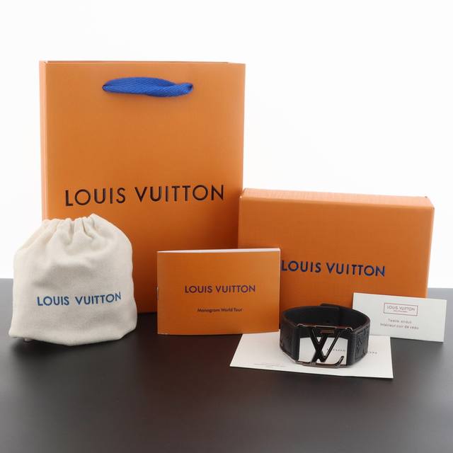 Louis Vuitton Lv镂刻字母金属皮革手环 本款 Hockenheim 手镯汲取同名鞋履的设计元素，将 Lv 字母置于摩登边框。宽幅尺寸和沉稳色彩释放