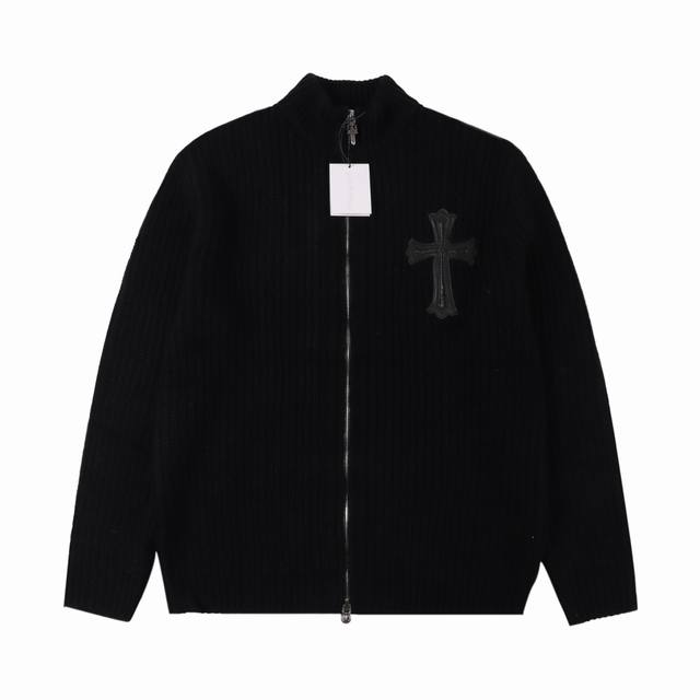 Chrome Hearts 克罗心 23Fw 十字贴皮银质拉链羊毛开衫外套 选用了80%羊毛+20%聚酯纤维，改善了 全羊毛起球的问题，上身依然非常保暖，拉链上