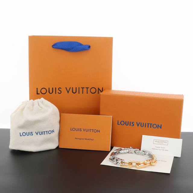 Louisvuitton 路易威登 Lv银黄竹节手链 本款 Monogram Chain 手链拥抱当季华美金属光泽，以非对称色调注入摩登新意。Monogram