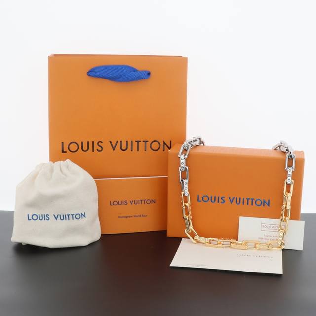 Louisvuitton 路易威登 Lv银黄竹节项链 本款 Monogram Chain 项链拥抱当季华美金属光泽，以非对称色调注入摩登新意。Monogram