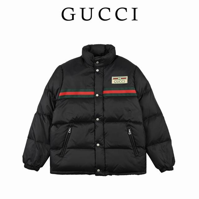 Gucci古驰22Ss 红绿织带羽绒服 19,200购入zp，采用100%高支低捻度的棉纶纤维纱织，通过平纹组织织造而成。里衬采用棉纶纤维，防正裂坚韧耐用，材质