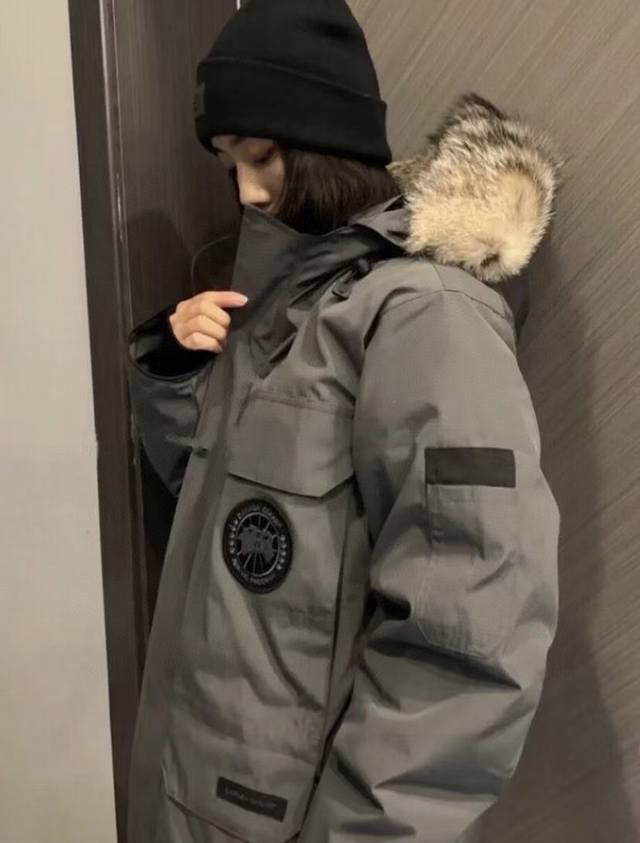 经典石墨灰黑标大鹅 08款大鹅羽绒服 Canada Goose 胸前章、男女同款 抗寒羽绒服！那种细腻又坚挺的手感，是来自大自然风霜侵蚀才呈现出来的生命感，超大