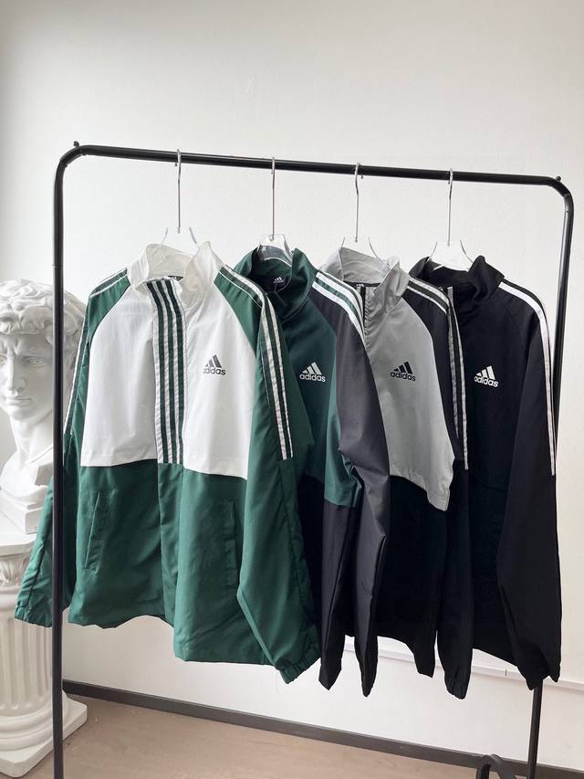 上新上新 Adidas 阿迪达斯情侣款复古三条杠夹克外套，男女同款快手 Ins 小红书热门款，经典百搭永不过时系列绝佳初秋穿搭必备单品，情侣闺蜜上身拍照超级ni