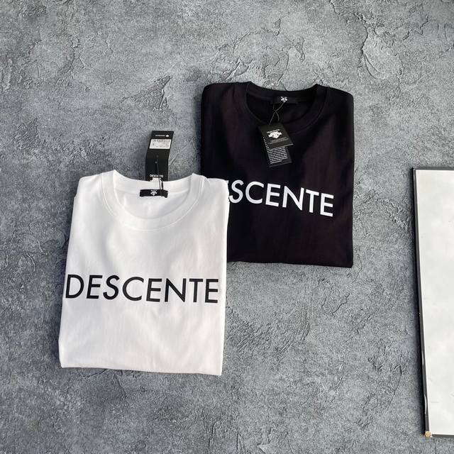 上新上新 Descente 迪桑特经典基础款胸前字母logo圆领卫衣，男女同款上身帅气百搭不挑人，休闲运动均可驾驭，经典永不过时绝佳初秋出行穿搭必备单品 初秋一