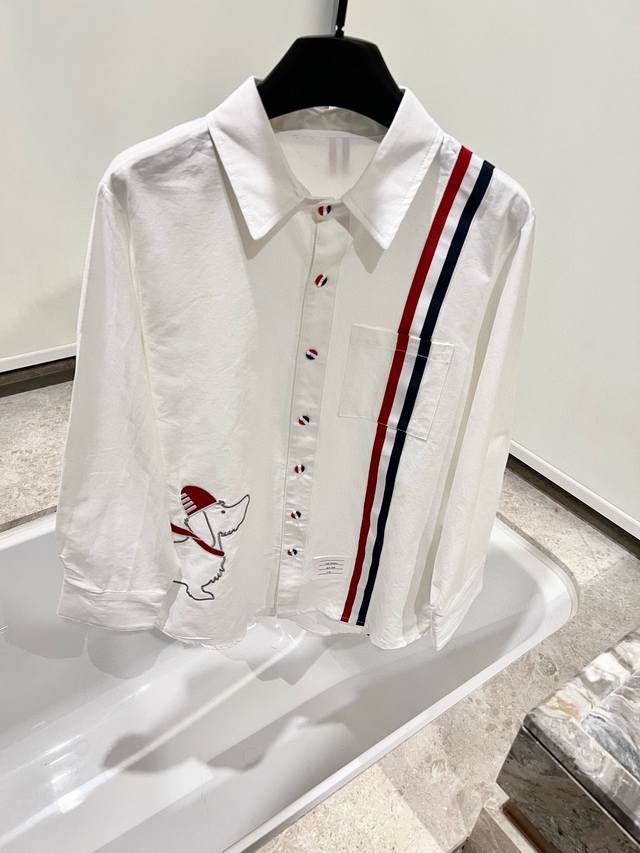 Thom Browne Tb小狗重工刺绣定制三色织带定制三色纽扣翻领长袖衬衫 款号：24671809234 颜色：白色 尺码：Sml S码80-95斤 M码95