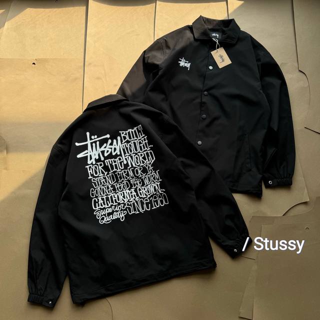 Stussy 斯图西24Aw加州涂鸦印花教练夹克外套 斯图西秋季新款教练夹克外套推荐 翻领夹克宽松版型 袖口处增添按扣结合松紧调节 下摆松紧抽绳 原版三防面料