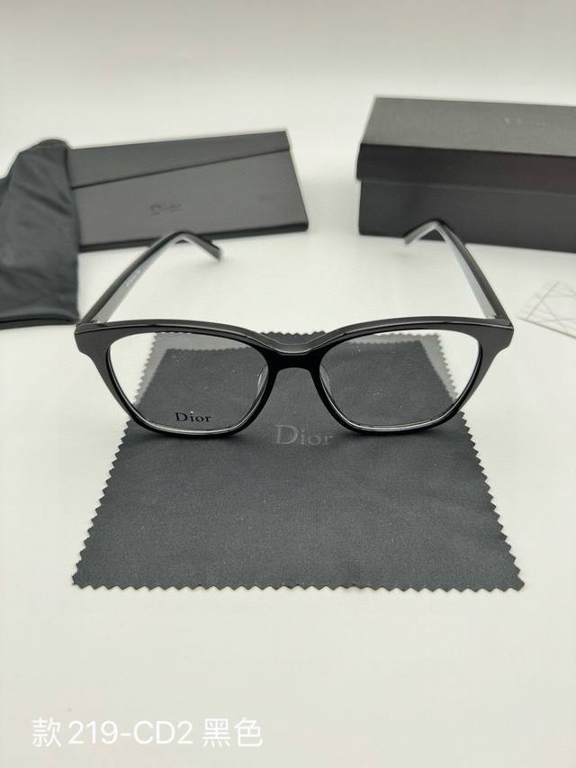 Dior 迪奥眼镜框素颜框 配全套包装 货号：款219-Cd2B 被权志龙带火的眼镜太适合素颜啦，实至名归断货王！今年这么流行必须安排上呀 可盐可甜温柔小姐姐风