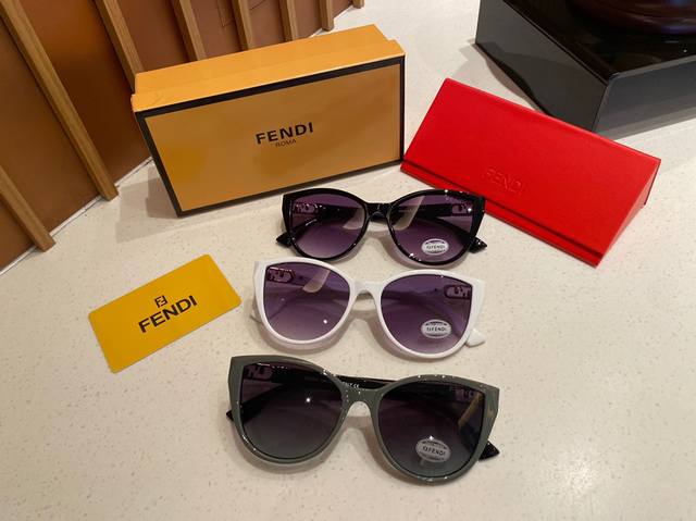 上新！ ，配专柜包装盒！Fendi 芬迪 这款墨镜 原版色用料取材一级棒 框架立感强 窄细的镜腿上刻有fendi的字母logo，简约却不失时尚感，颜色：黑色，白