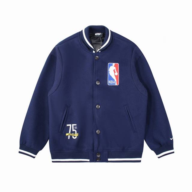 Nike Nba Team 31 Courtside Nba篮球徽标刺绣棒球服 秋冬最新柜子同款 面料定制700G混纺龙凤呢 纹路特别有质感 柔软度非常不错