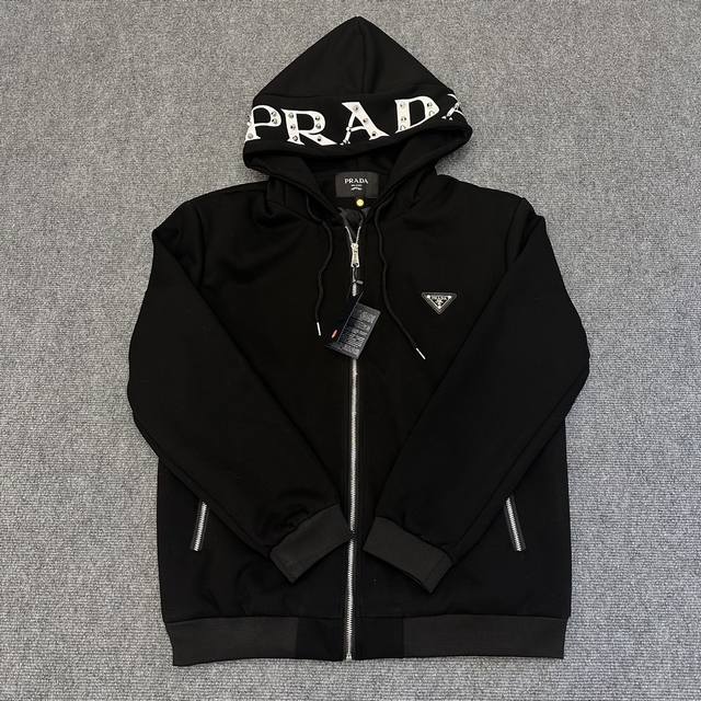 平拍图 Prada 普拉达，秋冬季新品 大号椭圆徽标帽衫 高端定制连帽卫外套男女同款 本款oversize帽衫饰以大号椭圆徽标，全棉轻抓绒卫衣面料打造，衣身配以