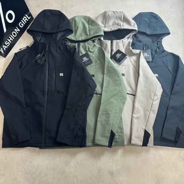 可隆 Kolon Sport 秋冬软壳抓绒外套 绿色 灰色 卡其 黑色 尺码l到5Xl 柜版夹克，64 软壳户外科a9944技面料 ，外层硬核防风防水，内层抓绒