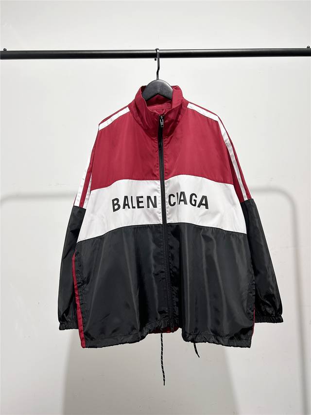 Balenciaga 巴黎世家经典胸前字母拼接冲锋衣外套！此款为薄款夹克，冲锋衣外套！春夏阔版外套！ 袖子条纹设计，宽松款！两侧口袋设计！ 购入原版开模打造，全