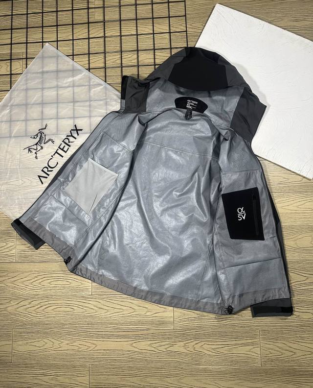 细节图 绝版palace 联名 Arcteryx 始祖鸟 Alpha限定冲锋衣 这款硬壳让你轻松直面挑战。高磨损区采用gore-Tex Pro面料加固，Gore