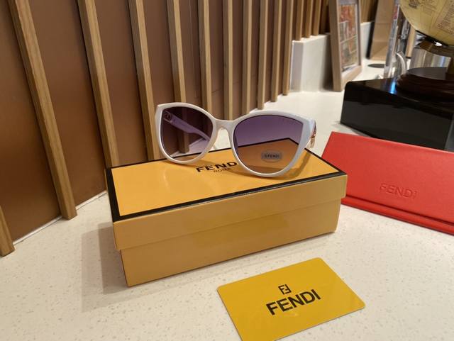 上新上新！ 配专柜包装盒！Fendi 芬迪 这款墨镜 原版色用料取材一级棒 框架立感强 窄细的镜腿上刻有fendi的字母logo，简约却不失时尚感，颜色：黑色，