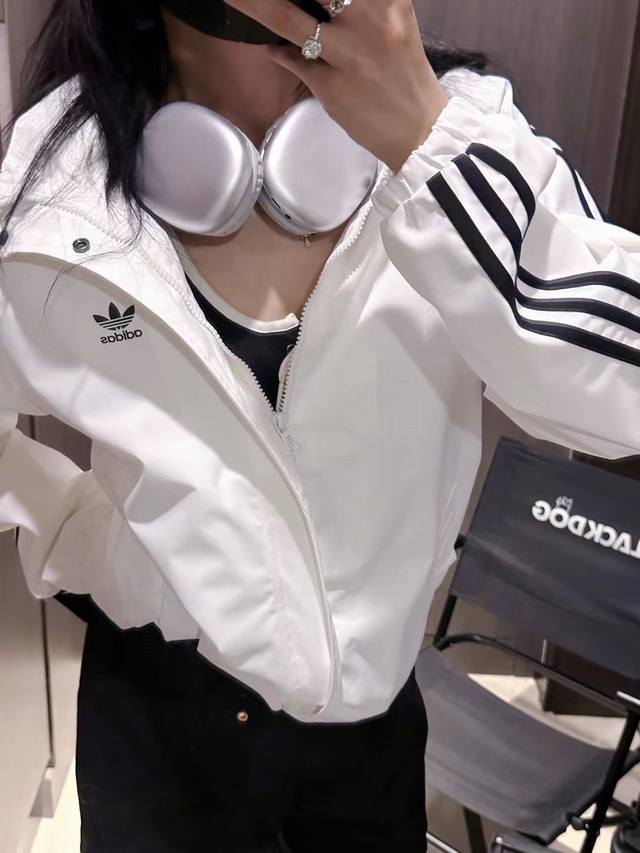 上新 上新 M到3Xl Adidas阿迪达斯三叶草专柜经典款三条杠连帽外套 男女同款情侣款，学院风十足，经典永不过时绝佳出行穿搭必备单品 采用高品质梭织布料上身