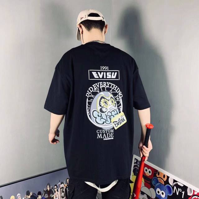 特价 Evisu 福神涂鸦达摩贴纸印花男女休闲短袖t恤 高端定制 品质请看实拍 衣服上你能看得见 胸前字母logo和双幻彩印花图案完美配色！不得不推荐一款非常受