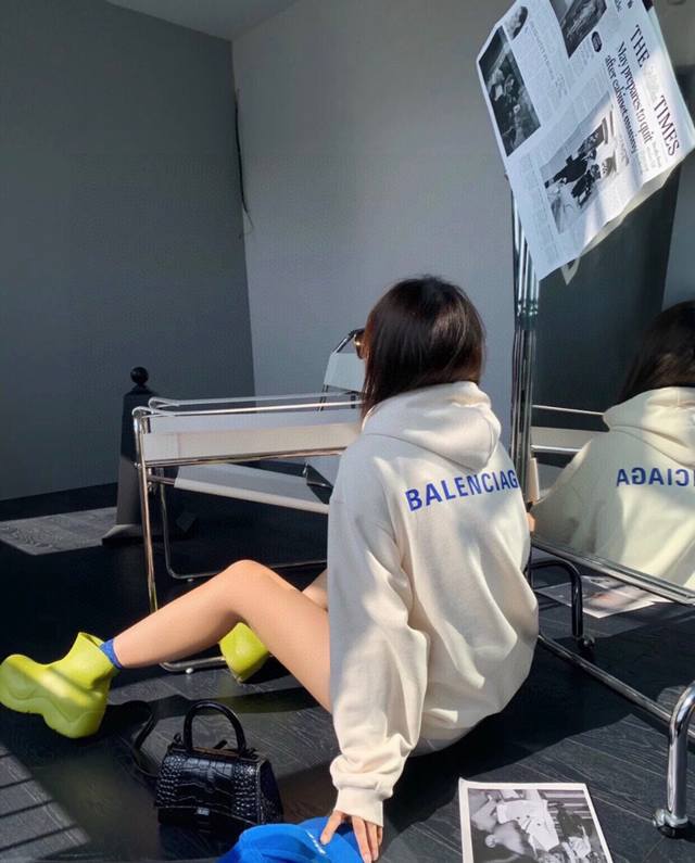 顶级版本 Blcg小字母logo连帽卫衣 巴黎世家 Balenciaga 小字母logo印花 背后印花连帽卫衣 原版盒子10可配 包装不退换 要盒子的报单记得备