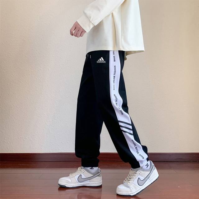 上新 Adidas 阿迪达斯海外版侧边字母拼接休闲束脚卫裤，一款在日常生活中高穿着率的单品，裤脚收口设计，裤身采用简约大方的纯色调，回头率极高，非常前卫的裤子，