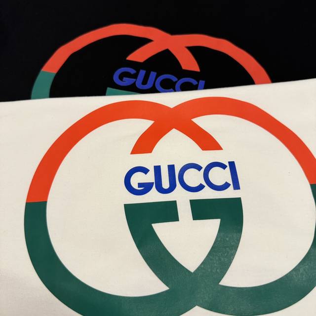 Gucci古驰经典红绿双g拼色字母logo印花情侣短袖 网红爆款 走秀款 穿上就是舒适自在 减龄又显瘦的存在，慵懒而随性，结合干净简单的色系就特别耐看，适合日