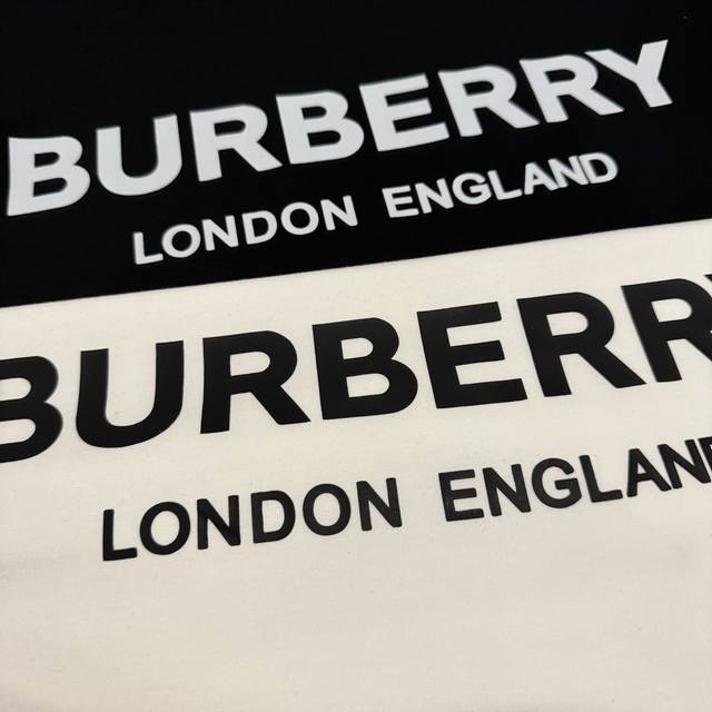 Burberry 巴宝莉春夏新款经典大logo情侣短袖 穿上就是舒适自在 减龄又显瘦的存在，慵懒而随性，结合干净简单的色系就特别耐看，适合日常穿着～复古标识