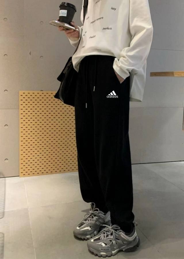 上新 阿迪达斯adidas简单基础高质量百搭长裤情侣款 区别市场低密度面料！细节可见！ 表面采用柔软不起球的毛呢刷毛面料！ 不管你是穿夹克还是棒球服还是冲锋还是