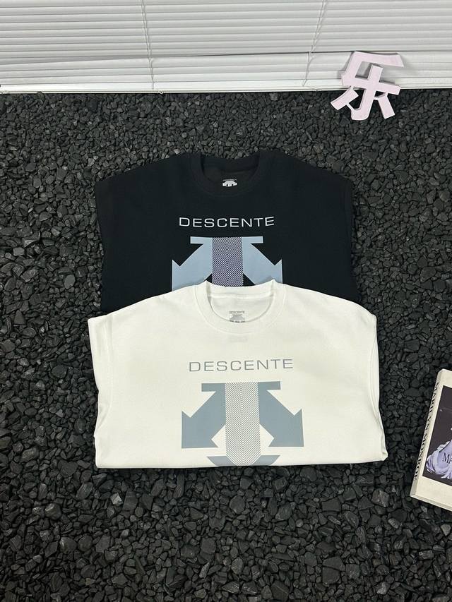 Descente 迪桑特 24Ss秋冬新品户外休闲运动圆领卫衣 热度款 男女通吃好卫衣，肩上品牌标识高清硅胶工艺！！高清印花，舒适不紧绷，三标辅料，做工细节