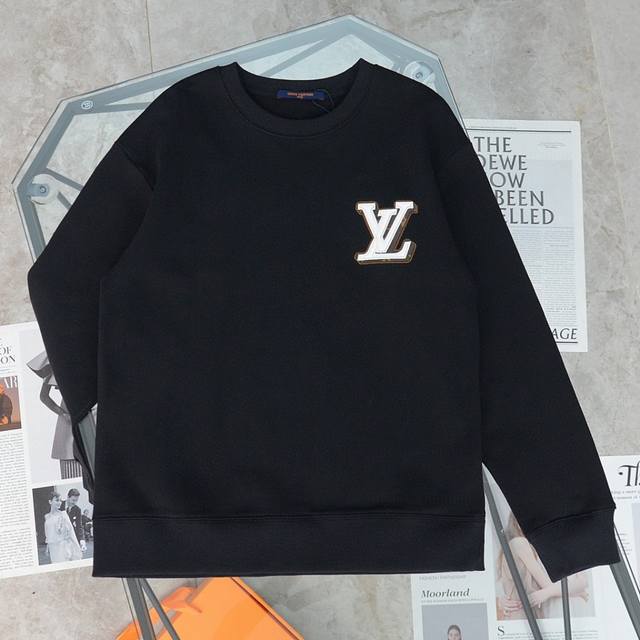 上新 纯原臻品 顶级复刻 Louis Vuitton Lv路易威登 新款老花皮标刺绣logo休闲圆领卫衣 款号：W240199 颜色：黑色 白色 购