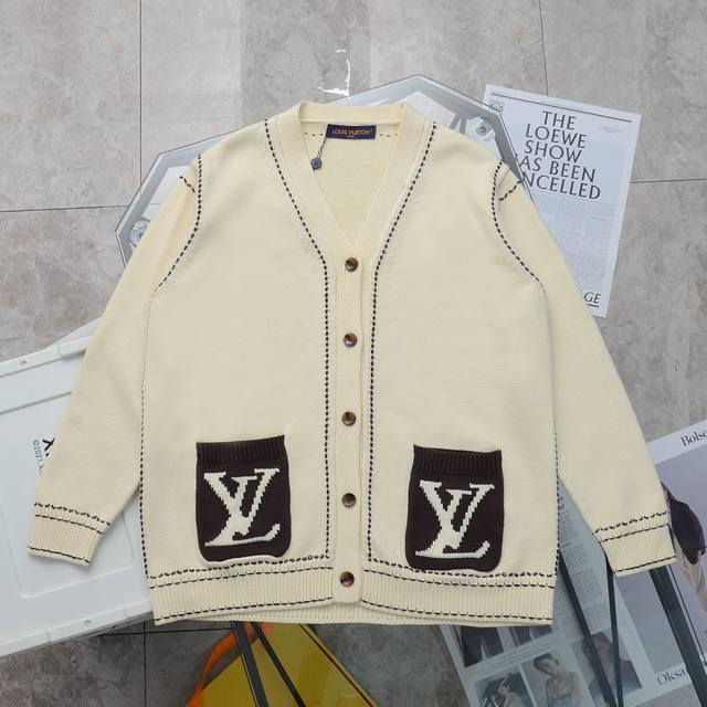 上新 专柜1:1 高端定制 Louis Vuitton 路易威登联名tyler嵌花开衫毛衣 颜色：杏色 购入原版开模打造，全套定制辅料，细节决定成败。