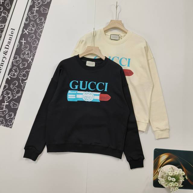 尺码s-L爆款推荐 Gucci 古驰口红印花圆领卫衣 古驰在1921年于意大利佛罗伦萨创办。古驰的产品包括时装、皮具、皮鞋、手表、领带、丝巾、香水、家居用品及宠