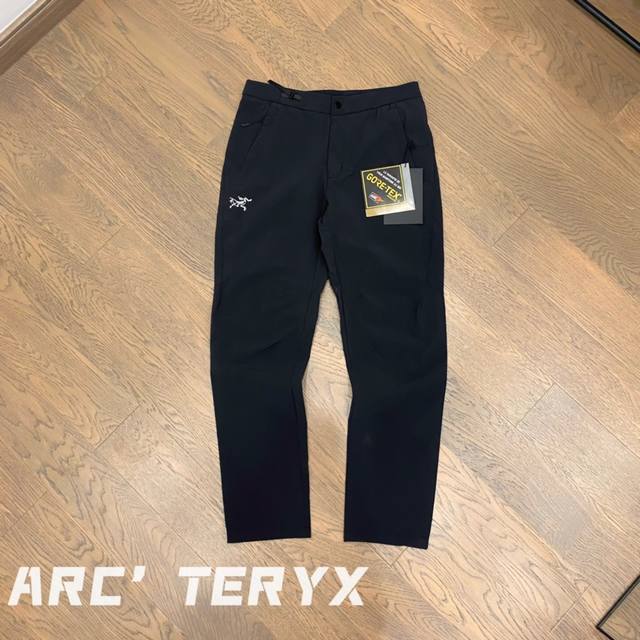 上新上新 Arc'Teryx 始祖鸟休闲运动抽绳裤 休闲简约版型 上身百搭 面料采用gtx防水面料 户外功能性十足 腰部才用了外拉式抽绳设计 上身调整裤腰松紧非