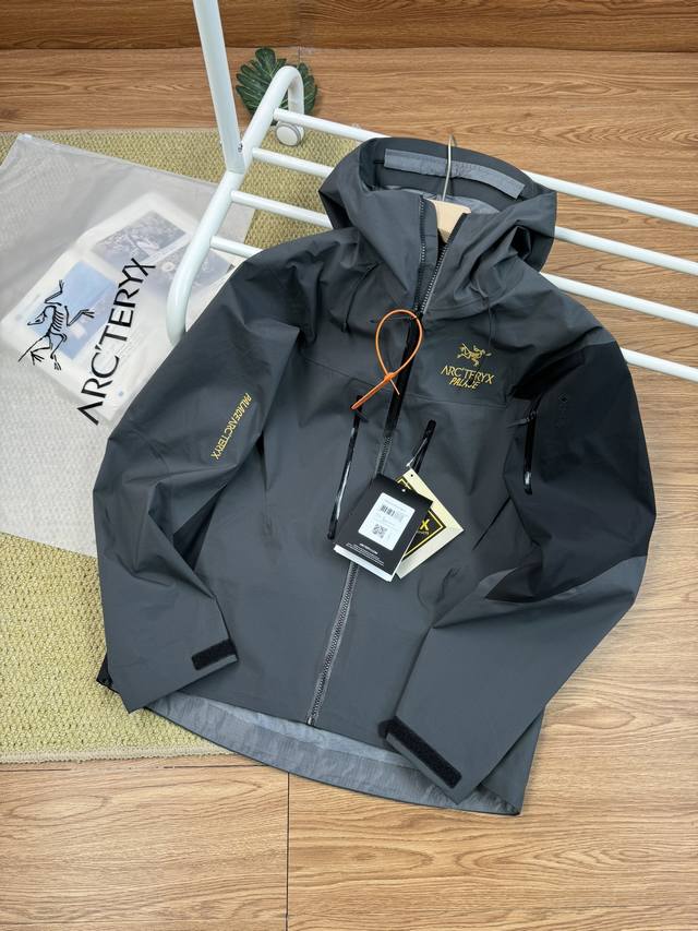 绝版palace 联名 Arcteryx 始祖鸟 Alpha限定冲锋衣 这款硬壳让你轻松直面挑战。高磨损区采用gore-Tex Pro面料加固，Gore-Tex