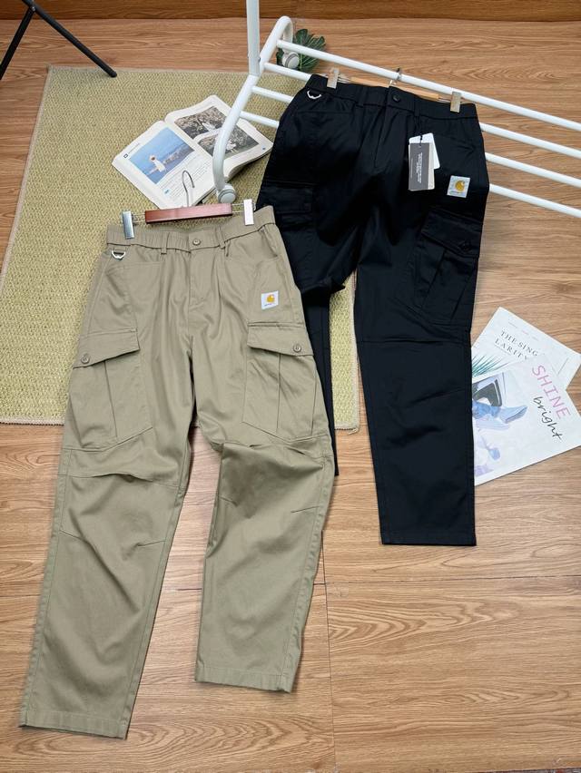 Carhartt Wip卡哈特新款水洗直筒工装长裤 经典大口袋 超级实用，做工精致一流。此款采用优质全棉斜纹面料 ，更亲舒肤适，薄厚适中。面料，辅料一切都是扎实