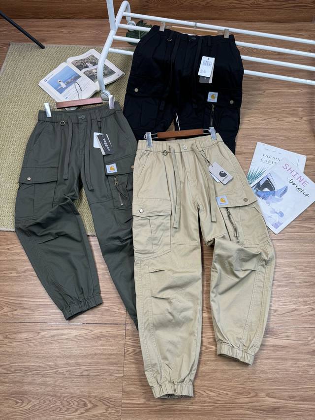 Carhartt 卡哈特新款纯色工装束脚长裤 经典大口袋 超级实用，做工精致一流。此款采用优质全棉斜纹面料 ，更亲舒肤适，薄厚适中。面料，辅料一切都是扎实有质感