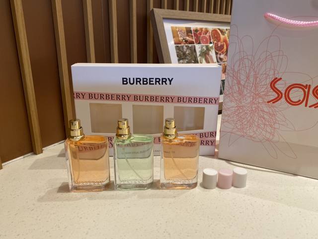 上新！ ，Burberry巴宝莉花与她香水中样30Ml三件套！内含：30Ml*3带喷头。味道：浓香花与她，淡香花与她，软糖。