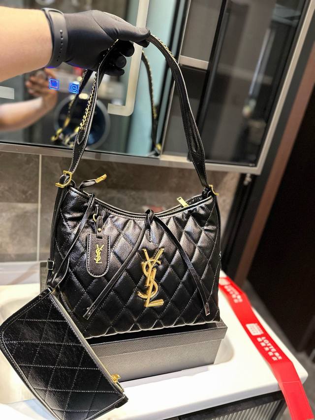 Ysl 新款通勤包颜值实用 可斜挎、单肩。容量保证，敞口磁铁吸内扣取放平板小电脑非常方便，设计比neverfull小巧、肩带够宽不那么勒;比graceful俏皮