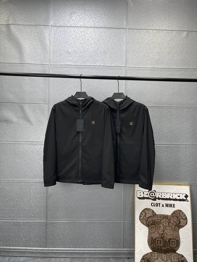 顶级双面穿！ 人气爆款！Zegna 杰尼亚专柜新品双面穿夹克外套！恒隆在售万元级， 杰尼亚家专柜定制三防科技面料！一贯主打高奢特殊面料杰尼亚风格，内外双层双风格