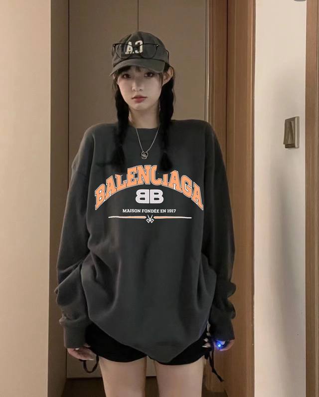 Balenciaga巴黎世家bb1917做旧秋季圆领卫衣 原版面料高版本高品质 网红明星同款 优选新疆长绒棉纯棉面料 Pu直喷印花logo工艺 定制定染 手感非