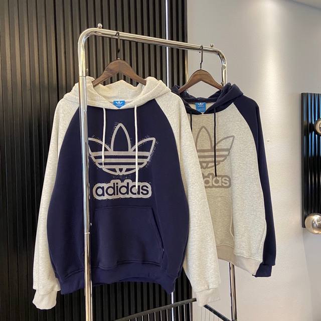 Adidas三叶草插肩连帽毛圈卫衣 时尚复古的老花印花设计，潮流感十足 百分百纯棉不起球不掉色不勾丝，双针压线 纯棉面料柔软舒适透气 400G复合纯棉面料 外贸