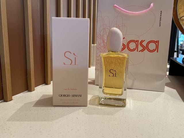 上新！ ，专柜版～阿玛尼淡香粉盖挚爱edt100Ml。Giorgio Armani Si Eau De Toilette, 调香师：Julie Masse。香调