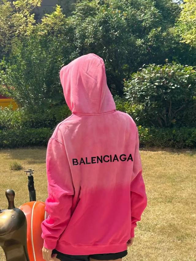 Balenciaga巴黎世家blcg粉色渐变刺绣logo连帽卫衣 简直人间水蜜桃又奶又酷～好温柔 多巴胺色系帽衫 秋冬要有各种各样的卫衣呀 前后重工精密刺绣 高