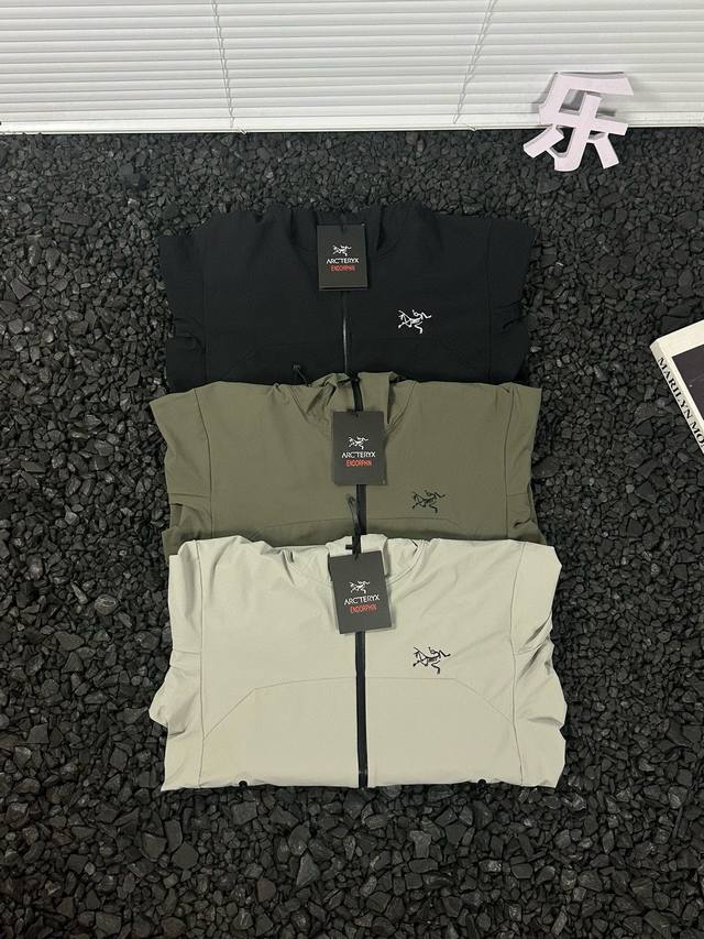 Arc'Teryx 始祖鸟 24Ss秋冬新款户外登山连帽运动夹克外套 出口订单，东西非常的板正，专柜的手提袋啥的都有。好货，一波流！数量也不多！卖完没补货！